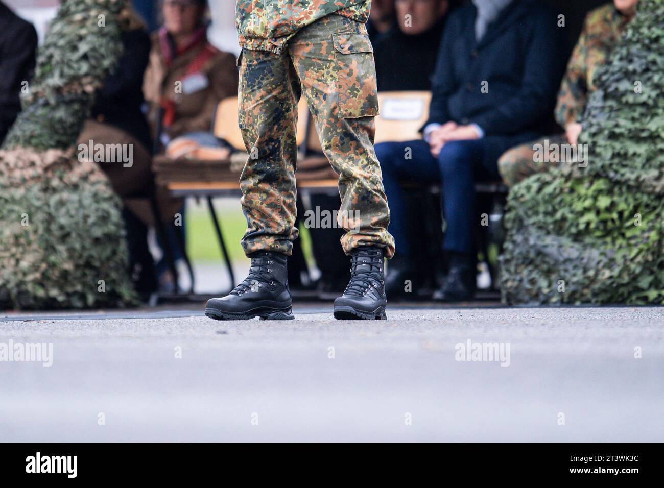 26.10.2023 - Hendrik Wüst besucht Lützow-Kaserne in Münster: Soldaten während des Aufstellungsappells des Heimatschutzregiments 2 der Bundeswehr von Reservistinnen und Reservisten. Münster Nordrhein-Westfalen Deutschland Lützow-Kaserne *** 26 10 2023 Hendrik Wüst visita Lützow le caserme dei soldati di Münster durante il raduno del reggimento sicurezza Nazionale 2 delle forze armate tedesche da parte dei riservisti, Münster Renania settentrionale Vestfalia Germania Lützow Caserma credito: Imago/Alamy Live News Foto Stock