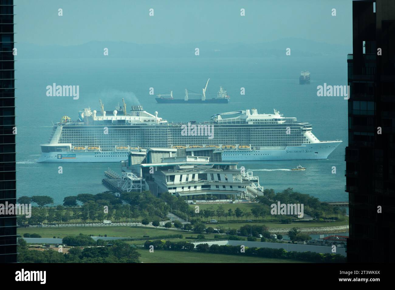 Attraverso la finestra colorata dall'alto punto panoramico, una nave da crociera Royal Carribean sta lasciando il Marina Bay Cruise Centre sulle acque dello stretto di Singapore. Foto Stock