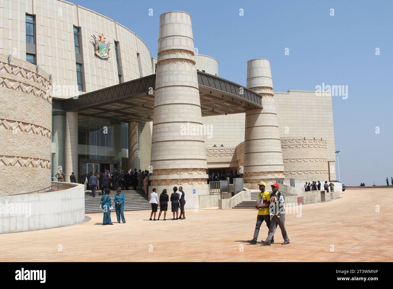 Harare. 26 ottobre 2023. Questa foto scattata il 26 ottobre 2023 mostra la vista esterna del nuovo edificio del parlamento dello Zimbabwe a Harare, Zimbabwe. Giovedì il governo cinese ha consegnato allo Zimbabwe un nuovo edificio del parlamento che è stato costruito e finanziato dalla Cina attraverso una sovvenzione. Crediti: Zhang Baoping/Xinhua/Alamy Live News Foto Stock