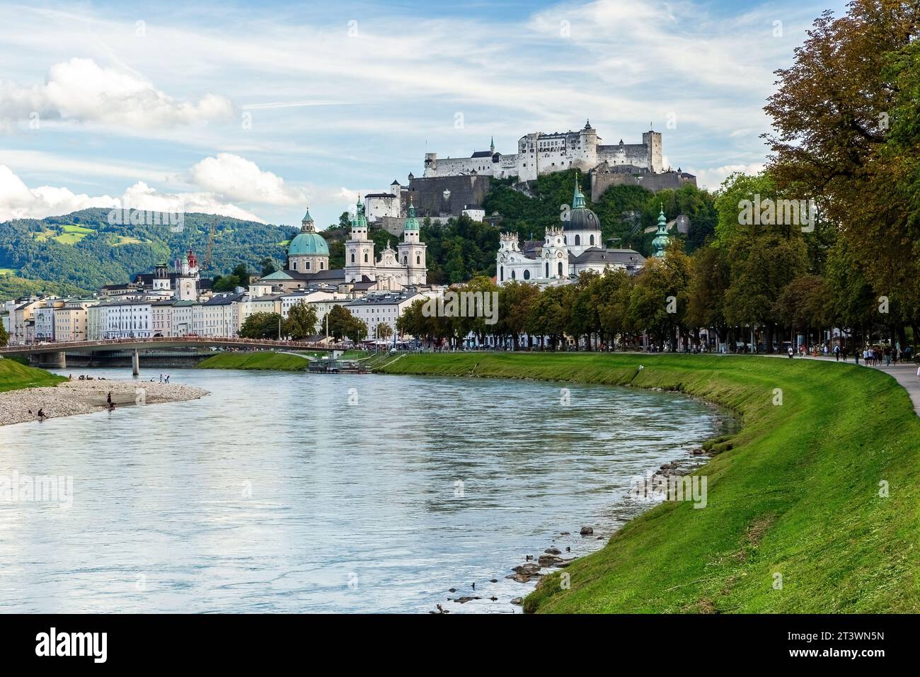 Salisburgo vista del castello di Hoensalzburg e della città vecchia dall'ansa del fiume Foto Stock