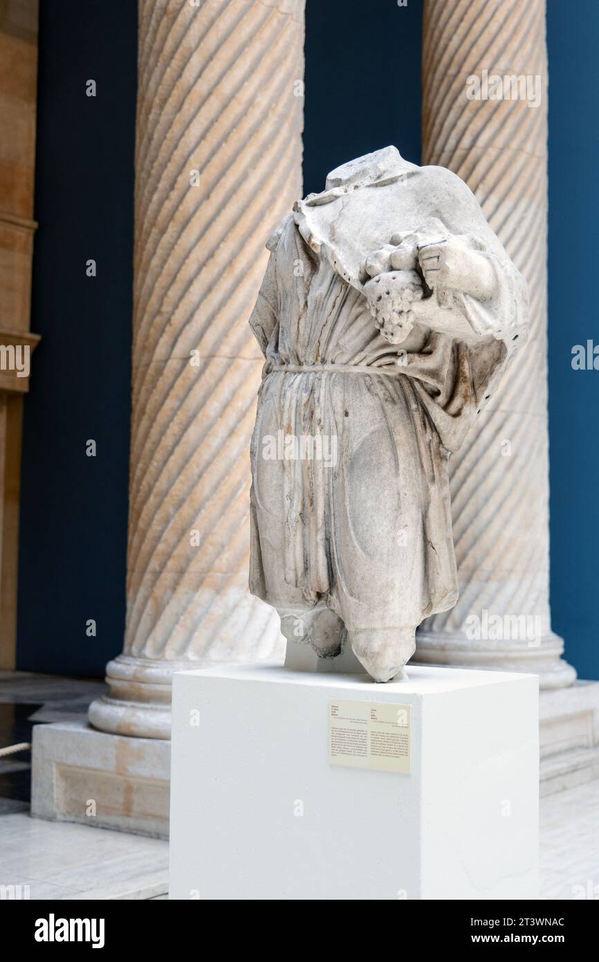 Scultura senza testa di Silvano, divinità romana, protectot di foreste, che porta frutti, II secolo, musei reali di arte e storia, Bruxelles, Belgio Foto Stock