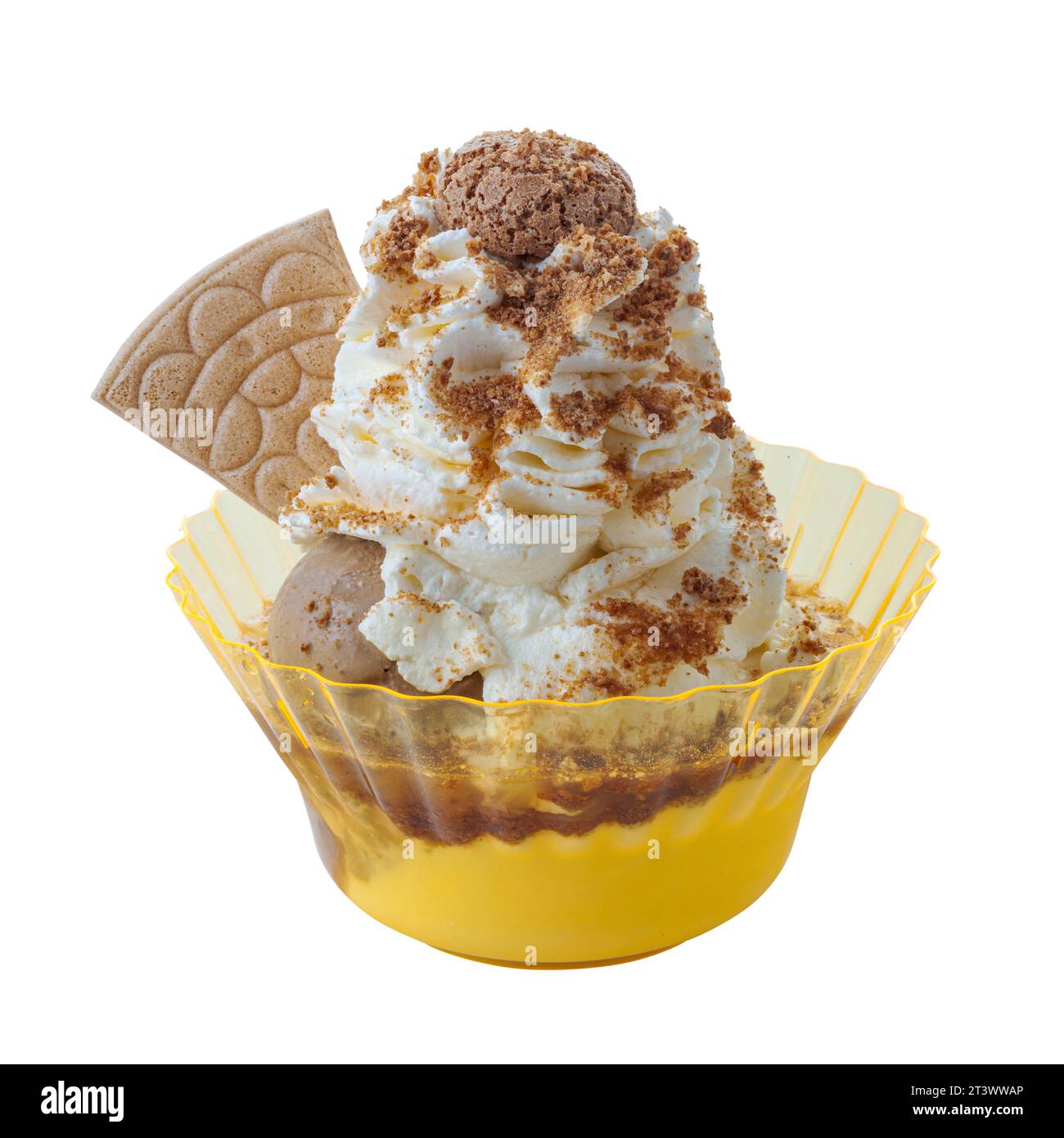 Delizioso gelato all'amaretto con wafer e condimenti in una tazza di plastica Foto Stock