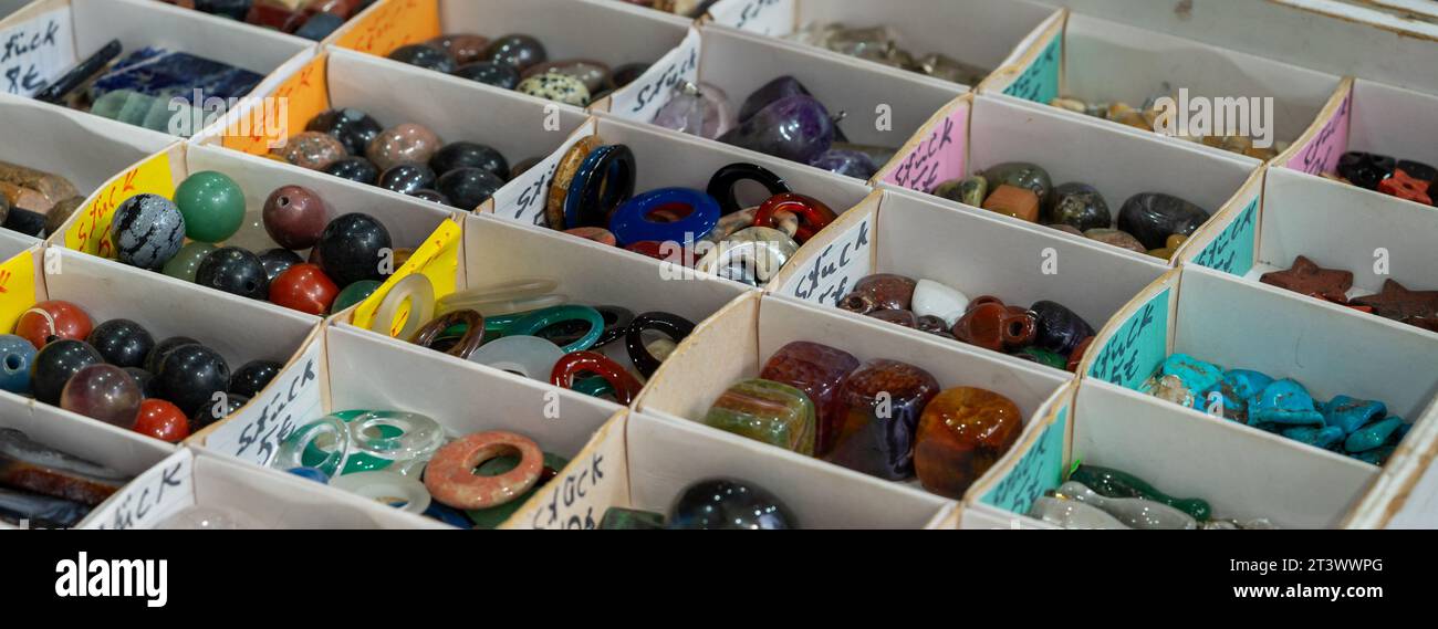 collezione di gemme e pietre curative sul mercato Foto Stock