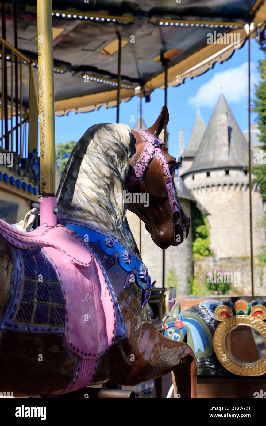 Cavalli di legno dalla giostra di fronte al Château de Pompadour, la città dei cavalli. Arnac-Pompadour, Corrèze, Limousin, Francia, Europa. Foto di Foto Stock