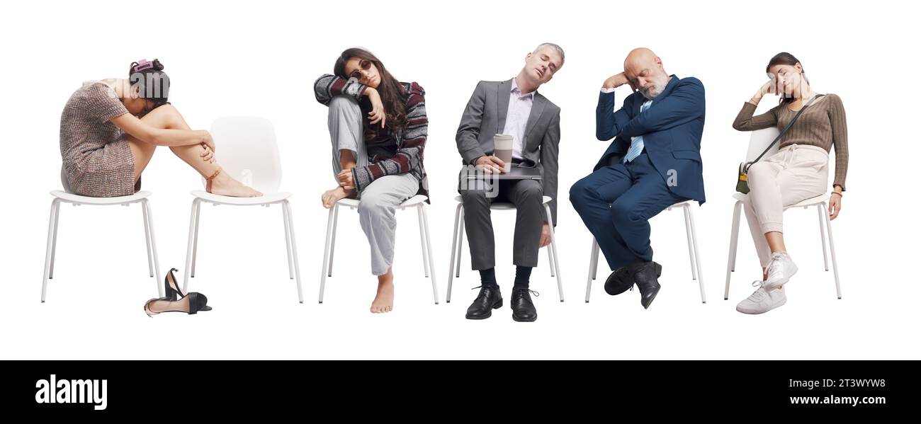 Diverse persone che si addormentano mentre si siedono in sala d'attesa, serie di ritratti Foto Stock