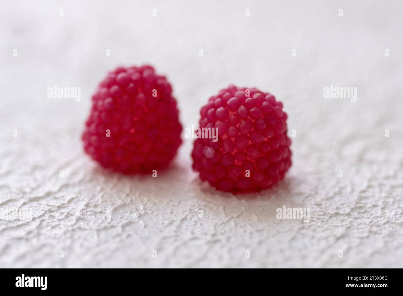 caramelle a forma di frutta della foresta su sfondo bianco Foto Stock