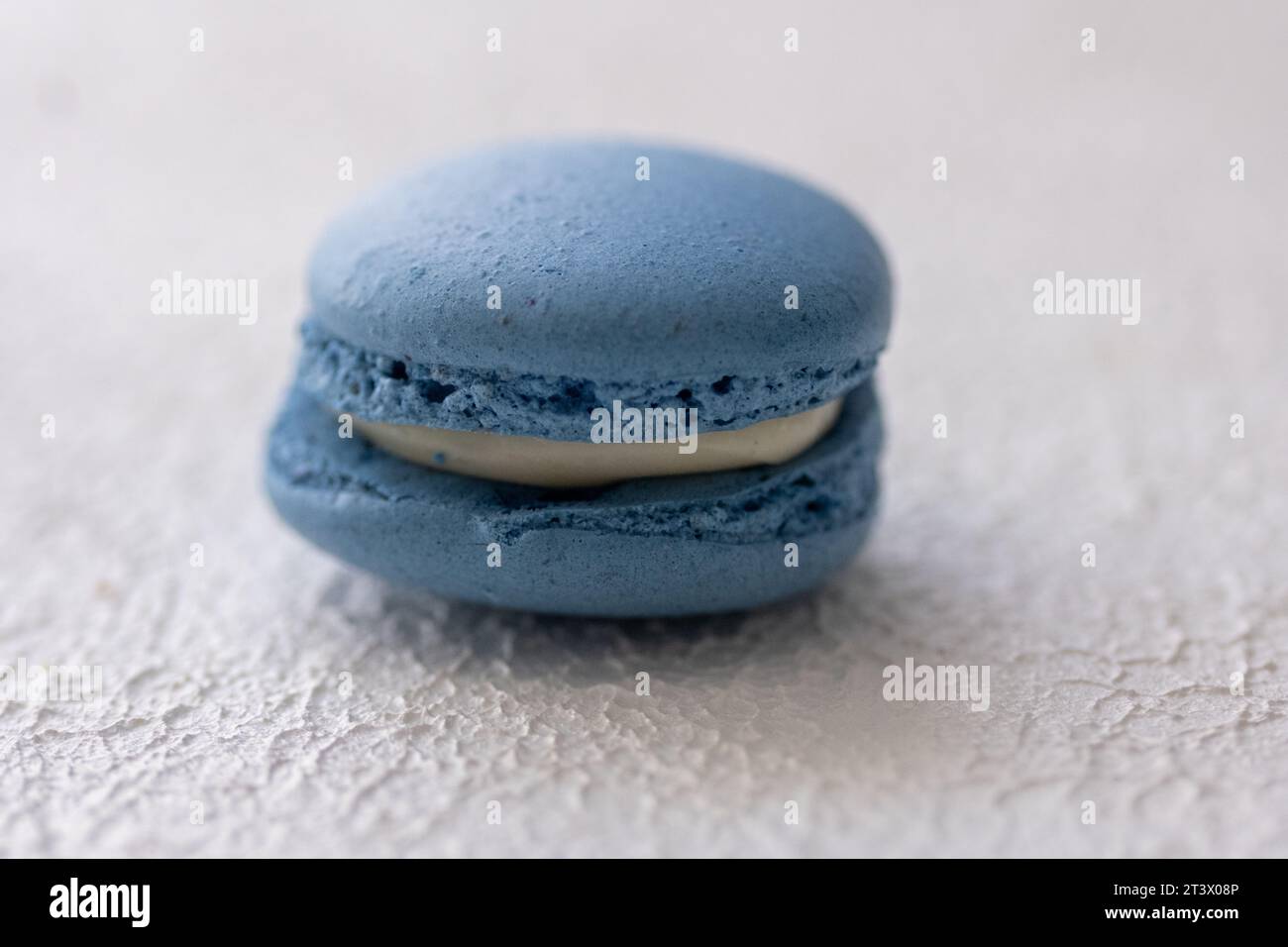 macaroon blu su sfondo bianco in primo piano Foto Stock