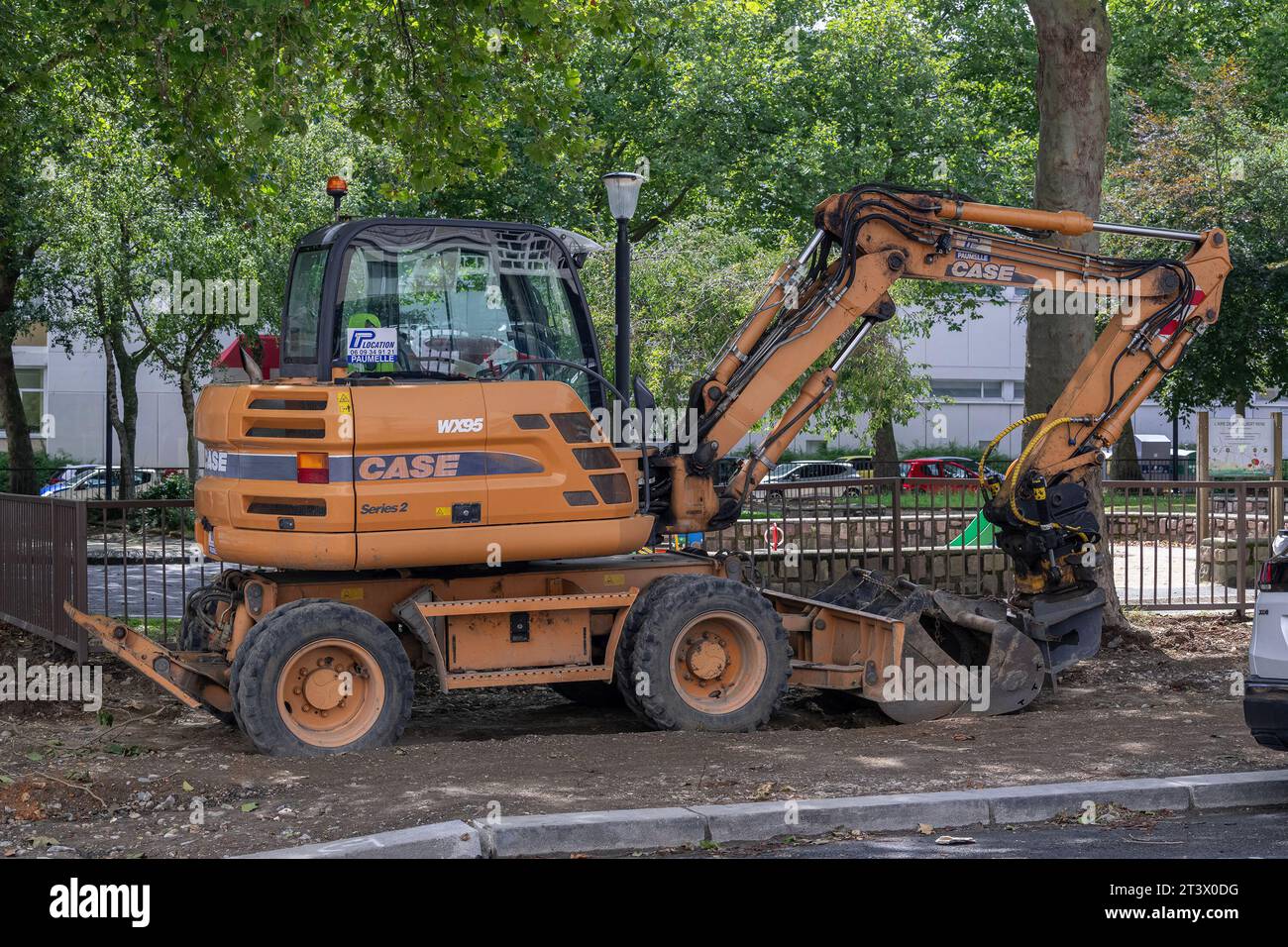 Le Havre, Francia - escavatore gommato Orange CASE WX95 serie 2 in cantiere. Foto Stock