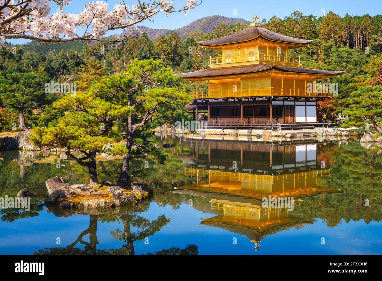 kinkakuji a Rokuonji, alias Golden Pavilion situato a kyoto, giappone Foto Stock