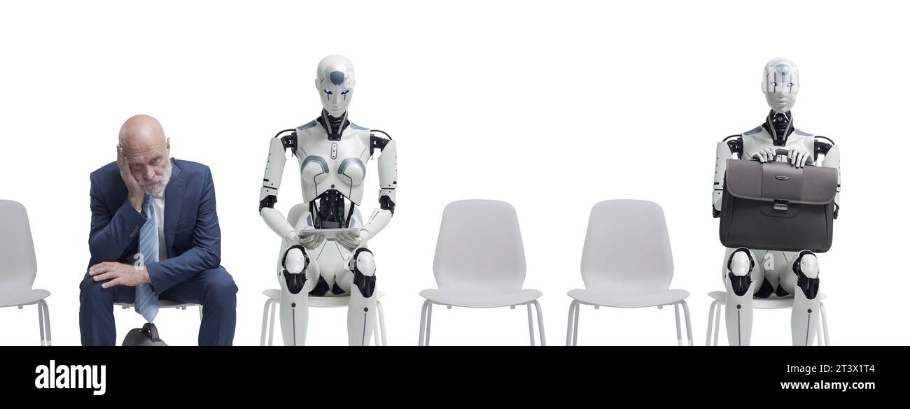Robot di intelligenza artificiale e uomo in attesa di un colloquio di lavoro in un ufficio aziendale, reclutamento e concetto di lavoro Foto Stock