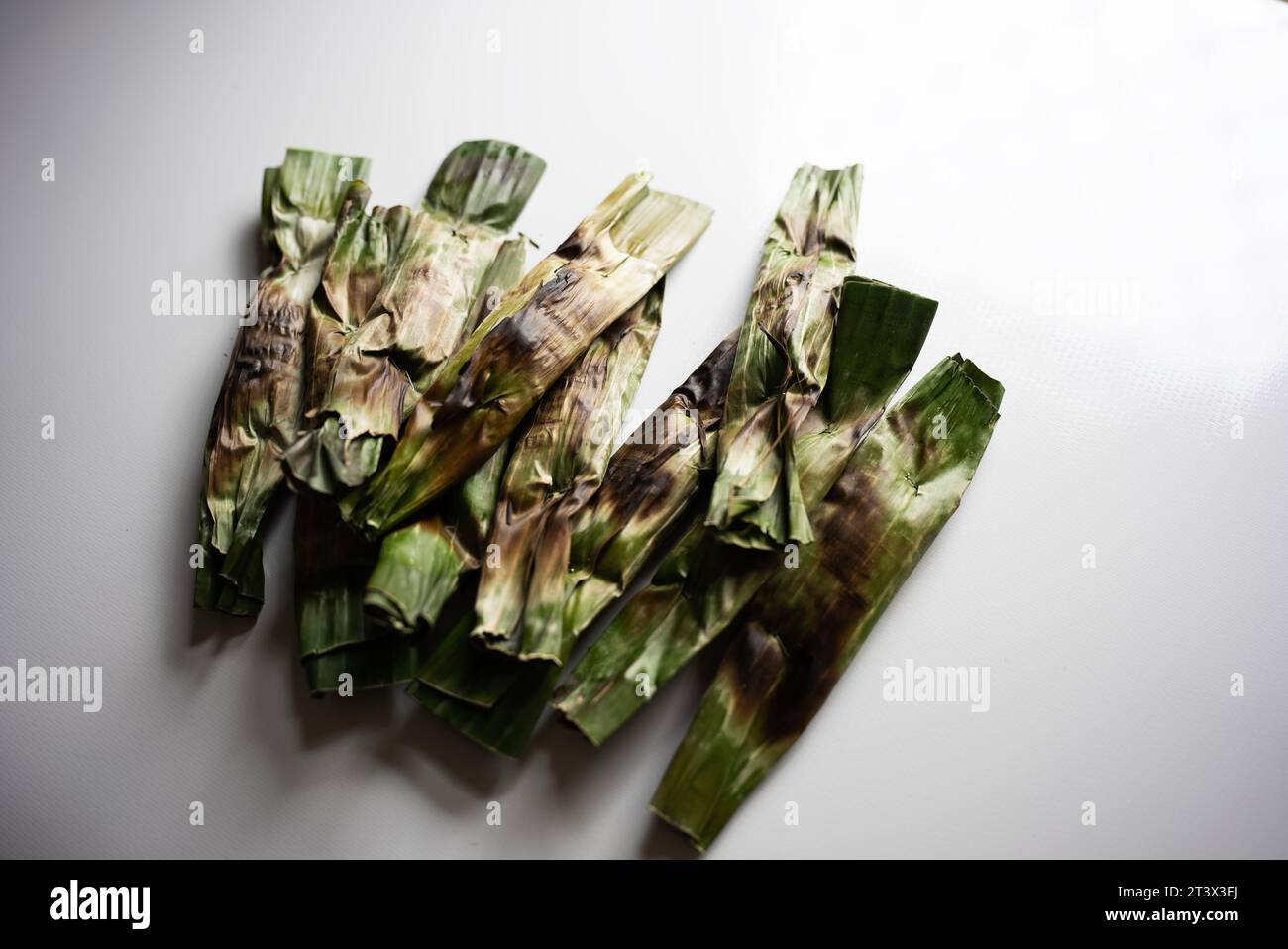 OTAK-otak - il cibo tradizionale dall'Indonesia e' una sorta di spuntino - torte di pesce alla griglia avvolte con foglie di banana Foto Stock