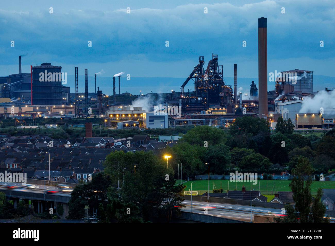 Port Talbot Steelworks ha ricevuto 500 milioni di sterline dal governo britannico e Tata Steel aggiungerà 700 milioni di sterline, ma il pacchetto potrebbe comportare la perdita di 3.000 posti di lavoro. Foto Stock