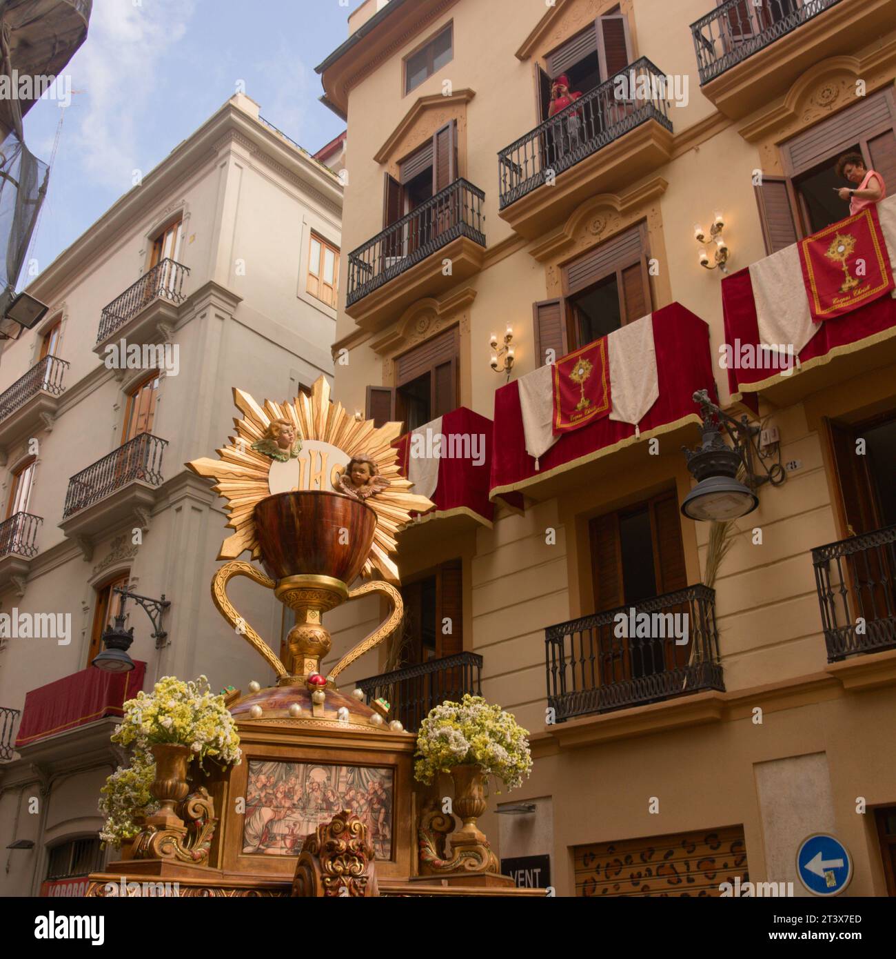 Giugno 2023. Valencia, Spagna. Primo piano della roccia del Santo Calice durante la processione del banchetto o la parata prima della processione del Corpus Domini su Avell Foto Stock Giugno 2023. Valencia, Spagna. Primo piano della roccia del Santo Calice durante la processione del banchetto o la parata prima della processione del Corpus Domini su Avell Foto Stock
