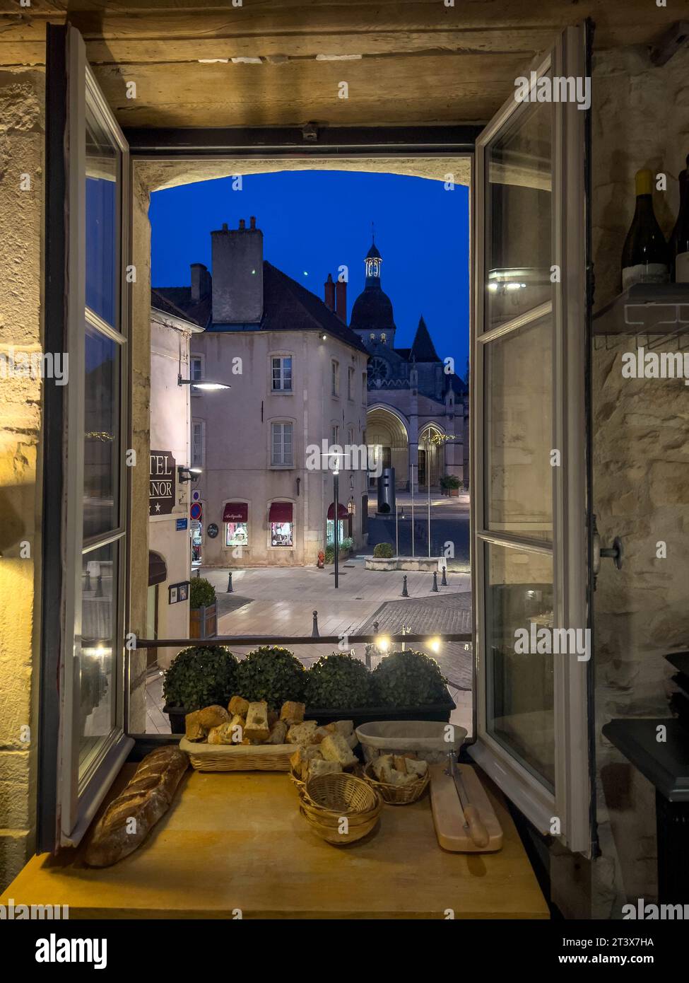 Vista della cattedrale di Beaune, Francia, dalla finestra di un ristorante. Foto Stock