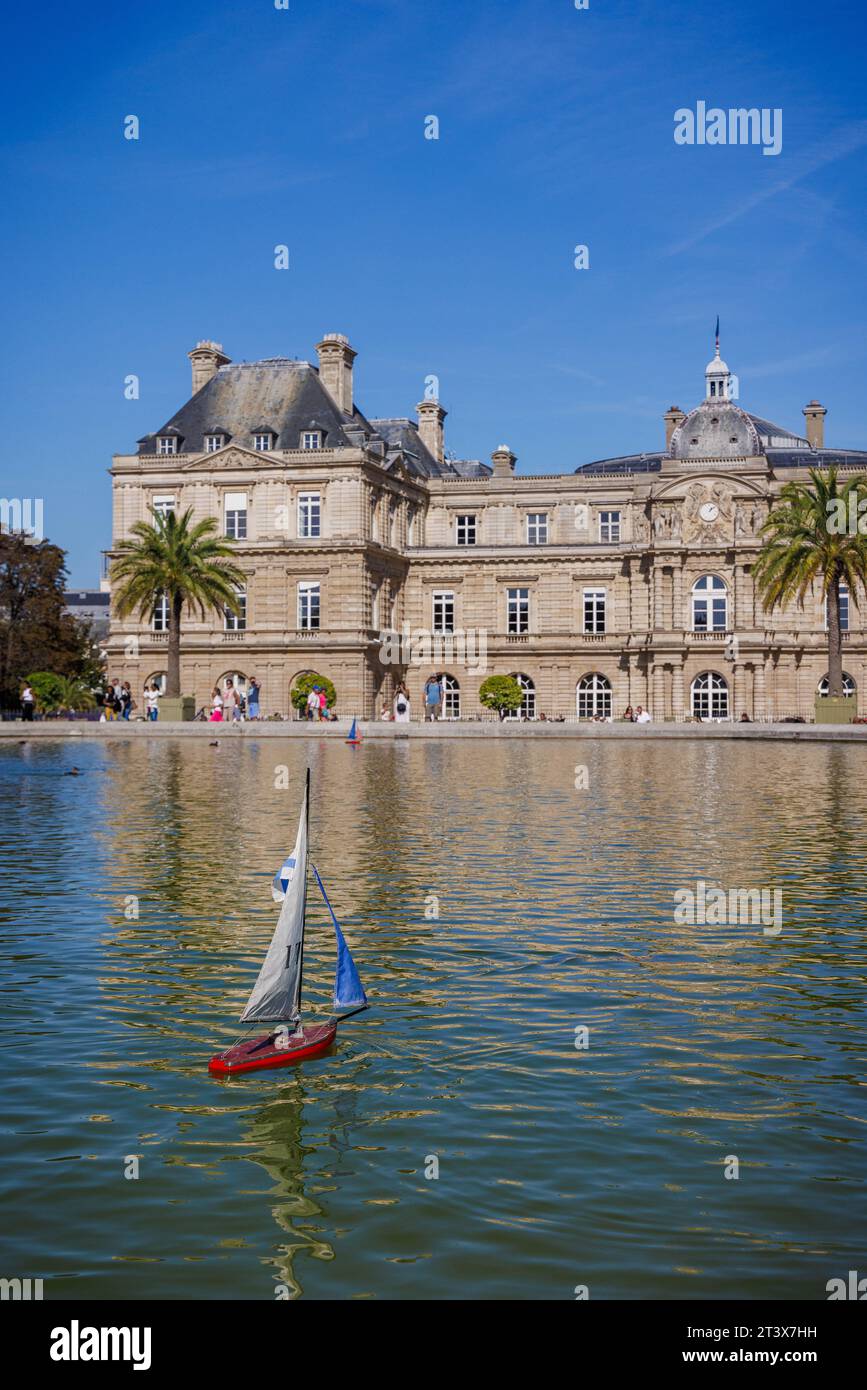 Barche a vela giocattolo nei Giardini del Lussemburgo a Parigi, Francia. Foto Stock