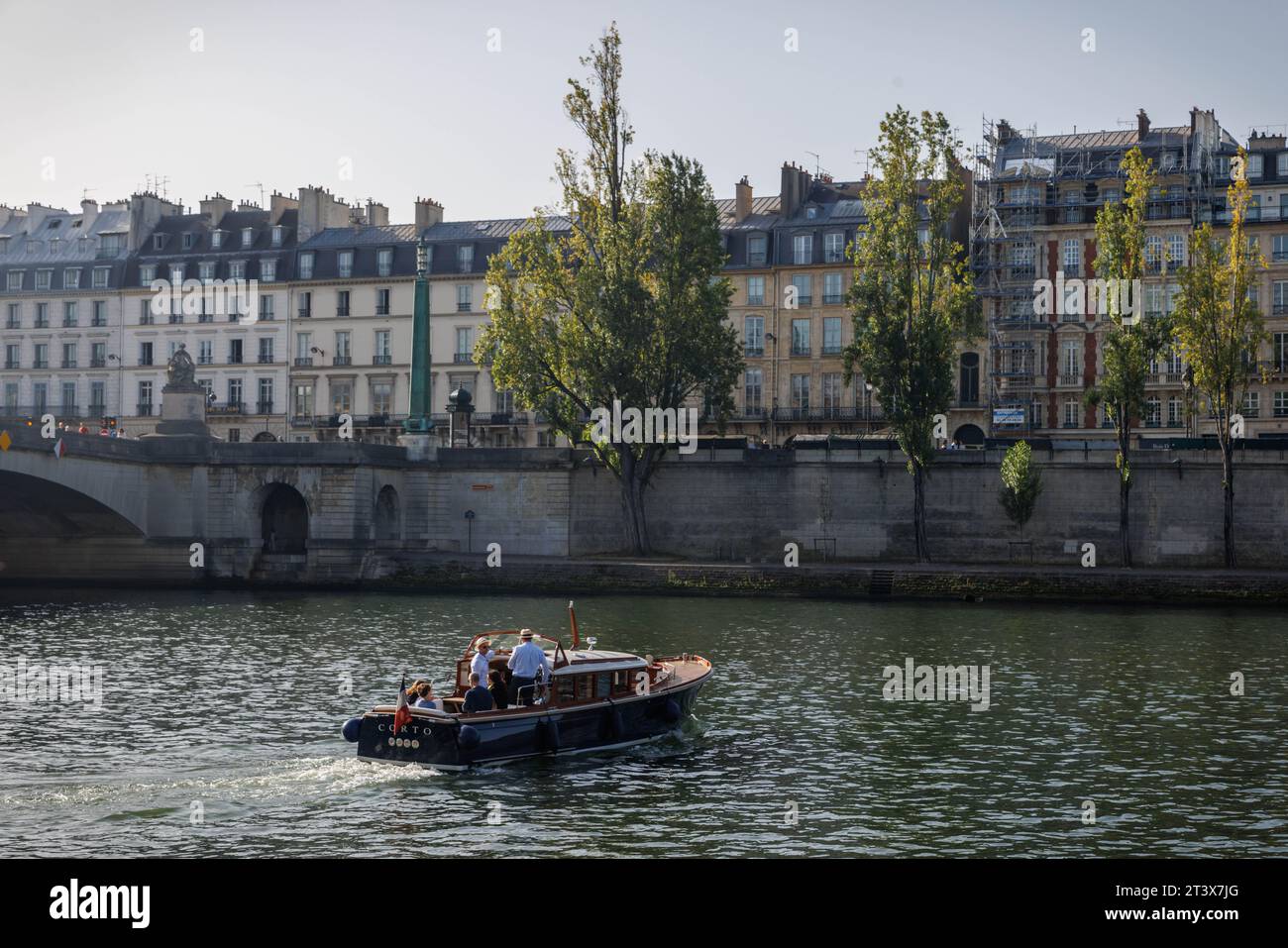 Una barca d'epoca naviga lungo la Senna a Parigi, in Francia. Foto Stock