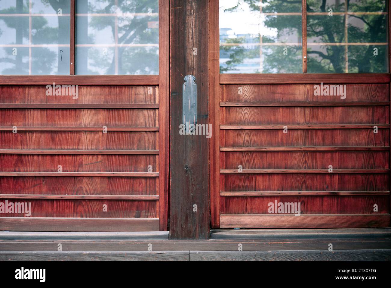 Porte di legno chiuse presso un Tempio buddista locale a Nagoya, Giappone Foto Stock