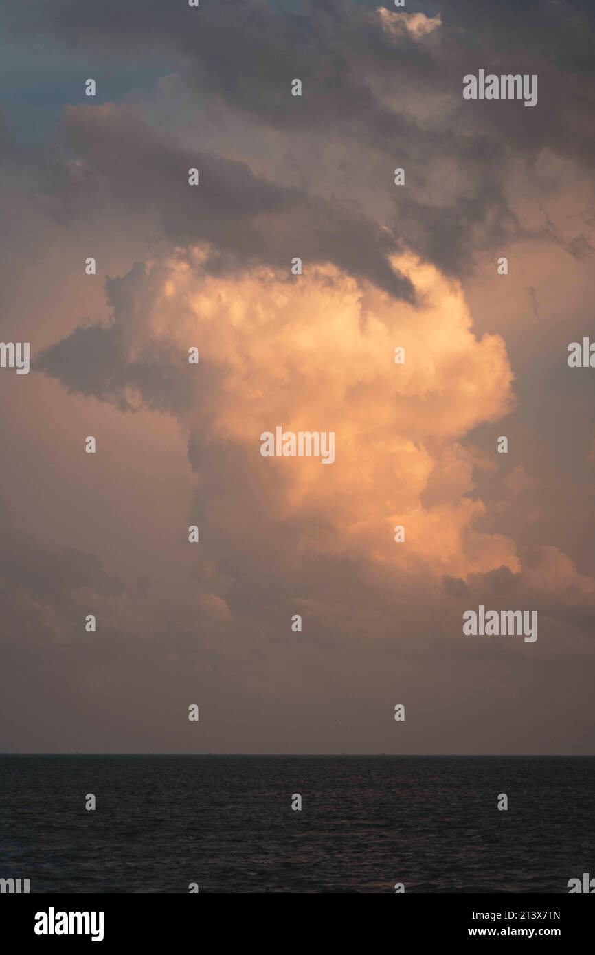 il tramonto nuvole il cielo riflesso del sole Foto Stock