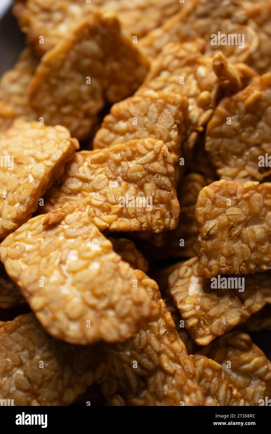 Il pasto tradizionale indonesiano chiamato "tempeh goreng", è un cibo tradizionale indonesiano a base di soia fermentata. Vista dall'alto verso il basso (primo piano) Foto Stock