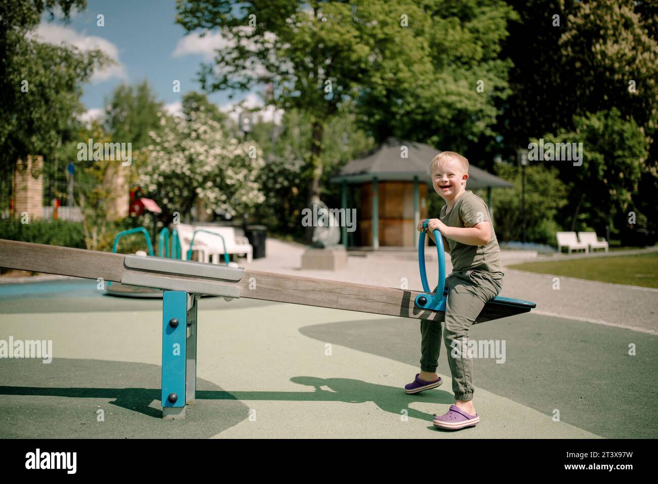 Ritratto di Happy Boy con sindrome di Down che si gode la vista laterale al parco Foto Stock