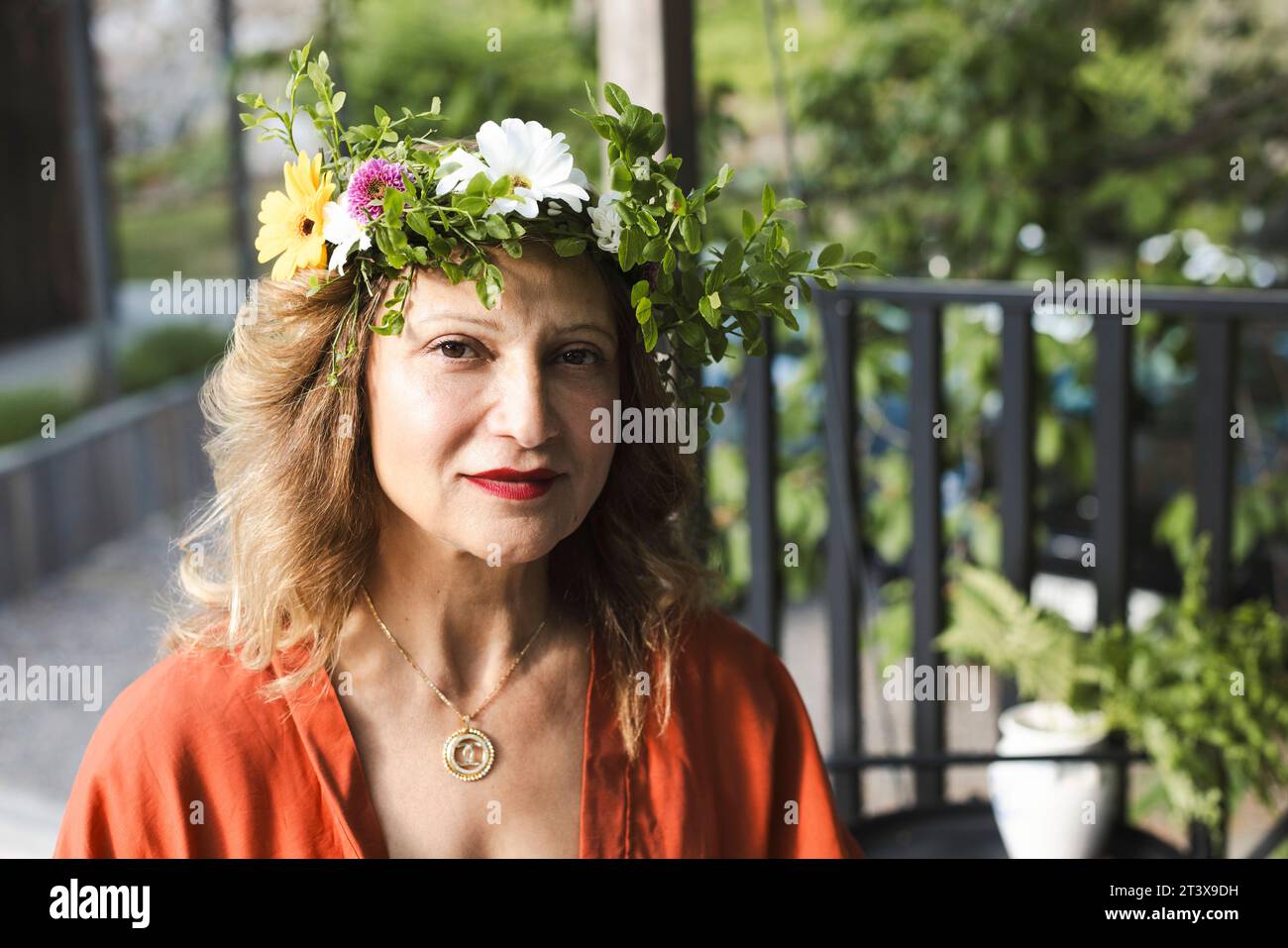 Ritratto di una donna matura che indossa una tiara di fiori durante le celebrazioni svedesi di metà estate Foto Stock