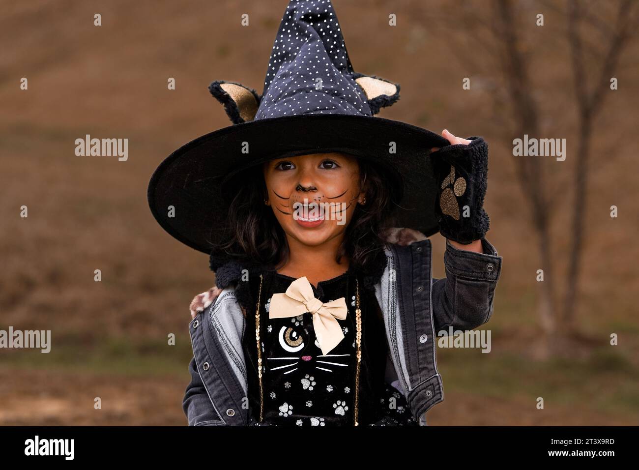 Bambina vestita da gatto con un cappello da gatto Foto Stock