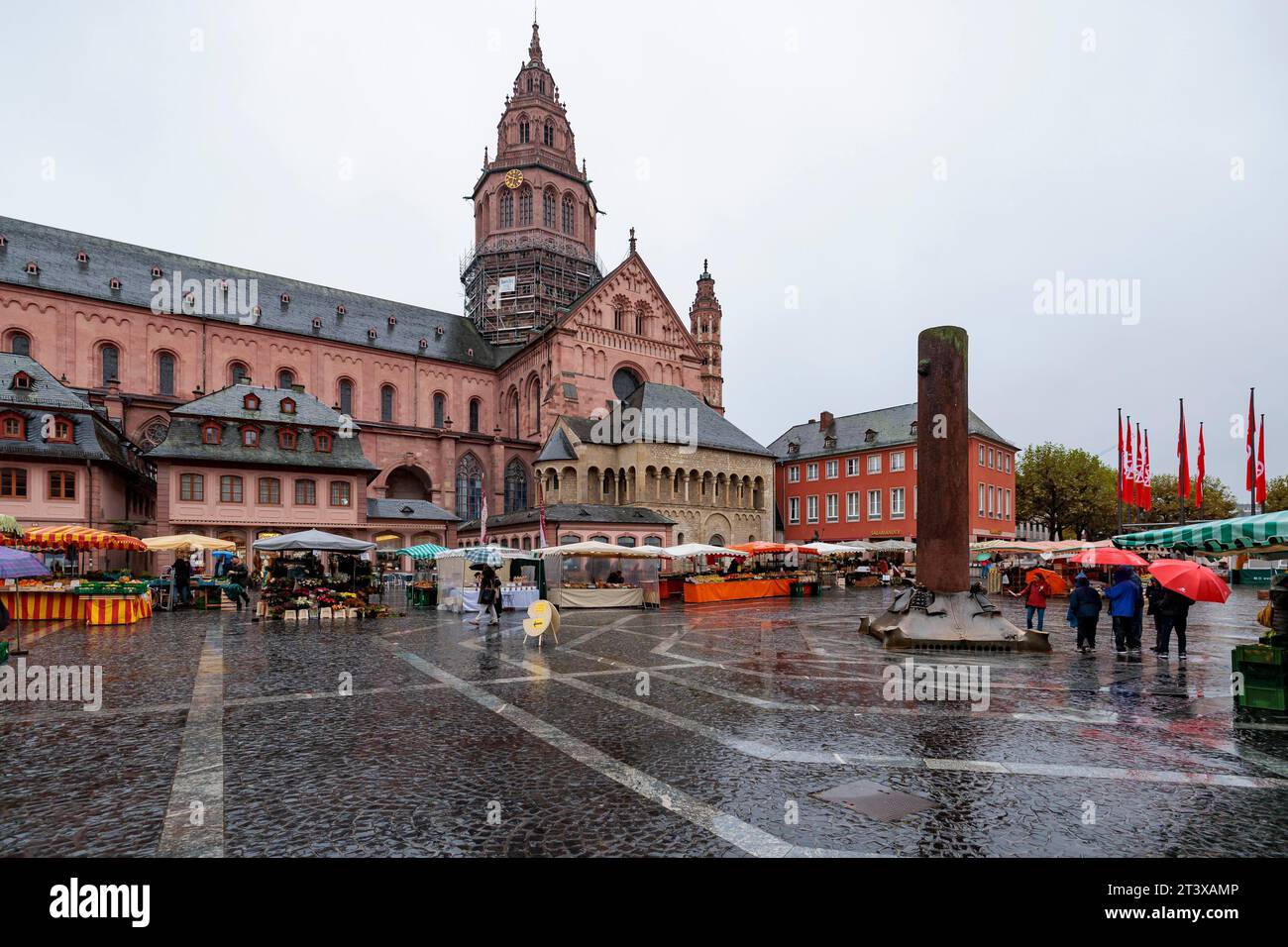 Magonza, Germania. 27 ottobre 2023. La gente cammina per il mercato settimanale di Domplatz. Tra le bancarelle di mercato dei commercianti si registrano grandi lacune. Credito: Jörg Halisch/dpa/Alamy Live News Foto Stock