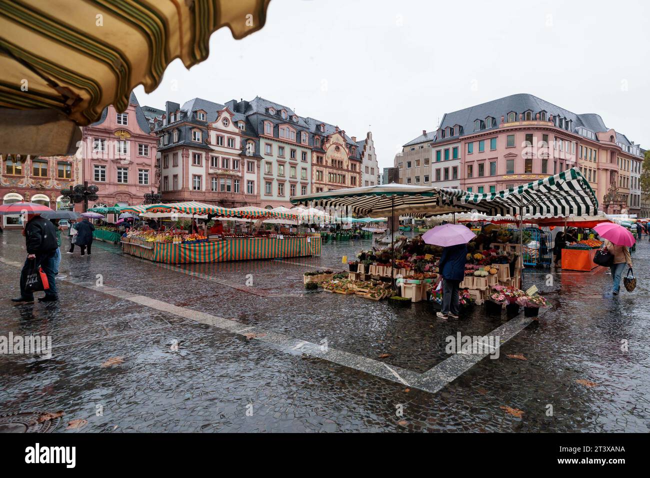 Magonza, Germania. 27 ottobre 2023. La gente cammina per il mercato settimanale di Domplatz. Tra le bancarelle di mercato dei commercianti si registrano grandi lacune. Credito: Jörg Halisch/dpa/Alamy Live News Foto Stock