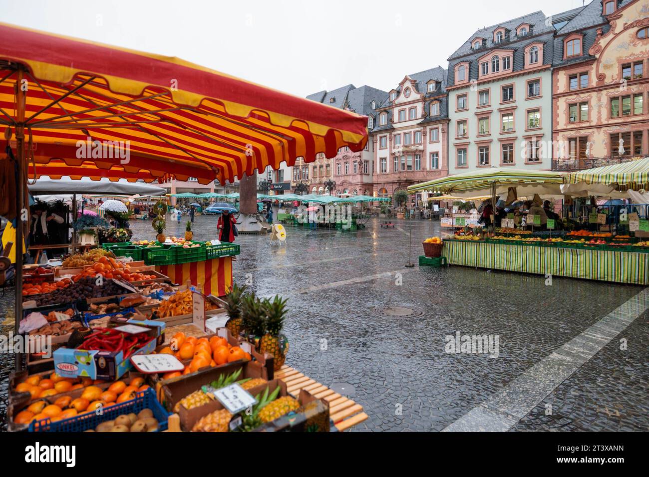 Magonza, Germania. 27 ottobre 2023. La gente cammina per il mercato settimanale di Domplatz. Tra le bancarelle di mercato dei commercianti si registrano grandi lacune. Credito: Jörg Halisch/dpa/Alamy Live News Foto Stock