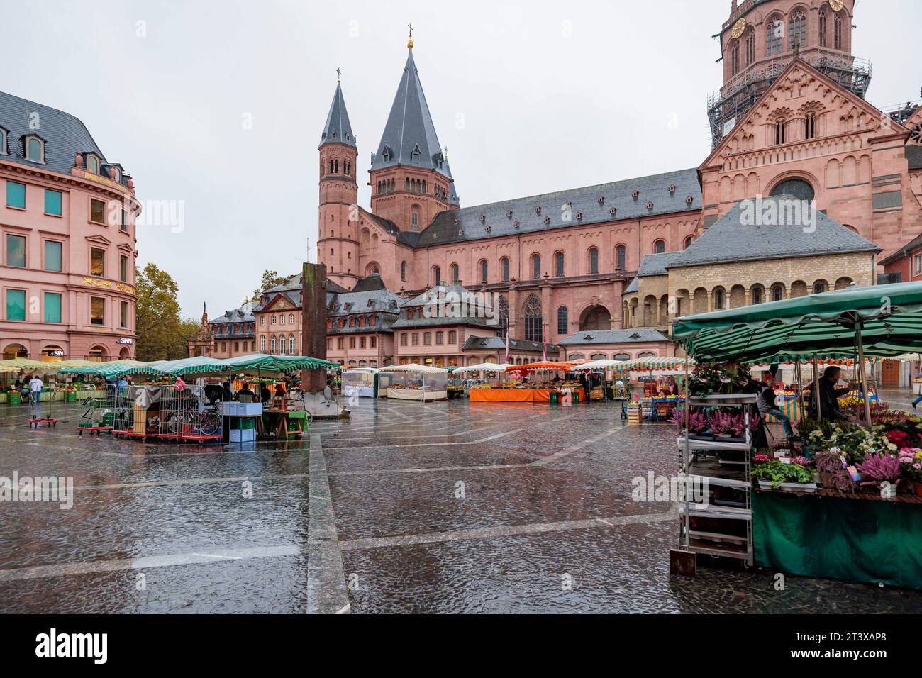 Magonza, Germania. 27 ottobre 2023. La gente cammina per il mercato settimanale di Domplatz. Tra le bancarelle di mercato dei commercianti si registrano grandi lacune. Credito: Jörg Halisch/dpa/Alamy Live News Foto Stock