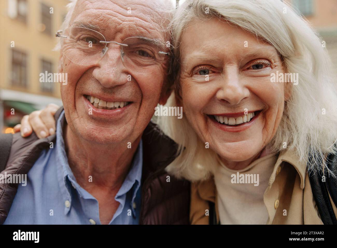 Ritratto di una felice coppia anziana in città Foto Stock