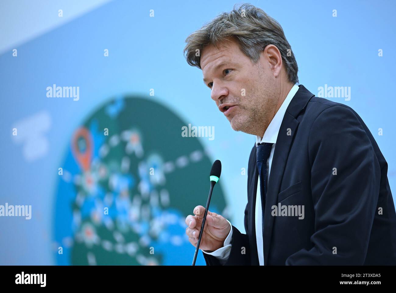 Ankara, Turchia. 27 ottobre 2023. Robert Habeck (Bündnis 90/Die Grünen), Vice Cancelliere e Ministro federale dell'economia e della protezione del clima parla al Forum tedesco-turco sull'energia. Il motivo del viaggio è la riunione della commissione tedesca-turca per la politica economica e commerciale JETCO, nonché la riunione del Forum tedesco-turco sull'energia. Anche i colloqui bilaterali con i suoi omologhi e una visita aziendale sono all'ordine del giorno. Crediti: Britta Pedersen/dpa/Alamy Live News Foto Stock