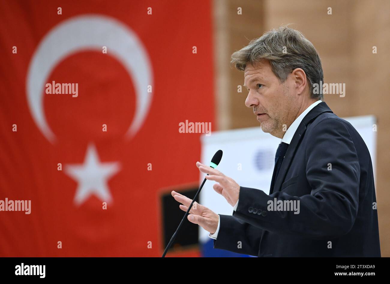 Ankara, Turchia. 27 ottobre 2023. Robert Habeck (Bündnis 90/Die Grünen), Vice Cancelliere e Ministro federale dell'economia e della protezione del clima parla al Forum tedesco-turco sull'energia. Il motivo del viaggio è la riunione della commissione tedesca-turca per la politica economica e commerciale JETCO, nonché la riunione del Forum tedesco-turco sull'energia. Anche i colloqui bilaterali con i suoi omologhi e una visita aziendale sono all'ordine del giorno. Crediti: Britta Pedersen/dpa/Alamy Live News Foto Stock