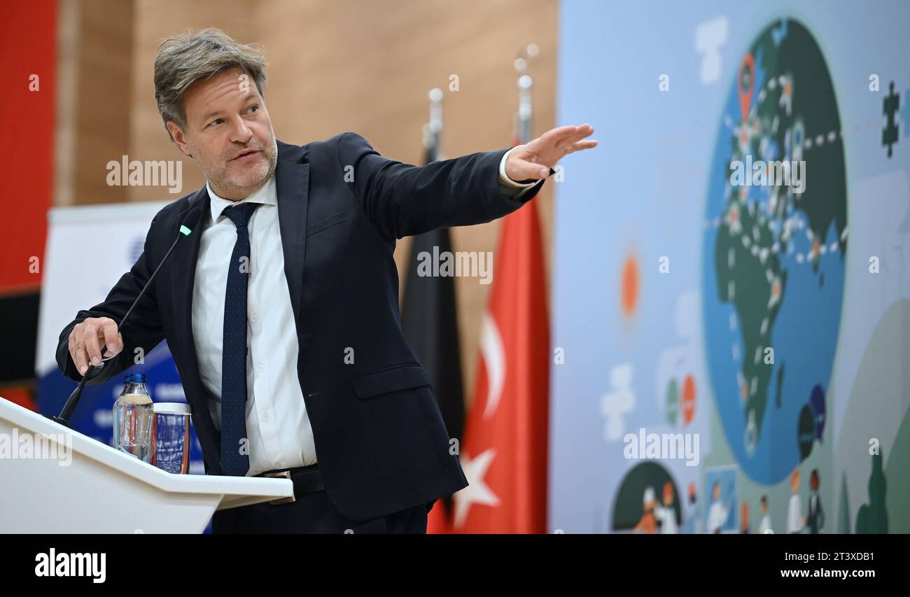 Ankara, Turchia. 27 ottobre 2023. Robert Habeck (Bündnis 90/die Grünen), Vice Cancelliere e Ministro federale dell'economia e della protezione del clima, parla al Forum tedesco-turco sull'energia. Il motivo del viaggio è la riunione della commissione tedesca-turca per la politica economica e commerciale JETCO e la riunione del forum tedesco-turco sull'energia. Anche i colloqui bilaterali con i suoi omologhi e una visita aziendale sono all'ordine del giorno. Crediti: Britta Pedersen/dpa/Alamy Live News Foto Stock