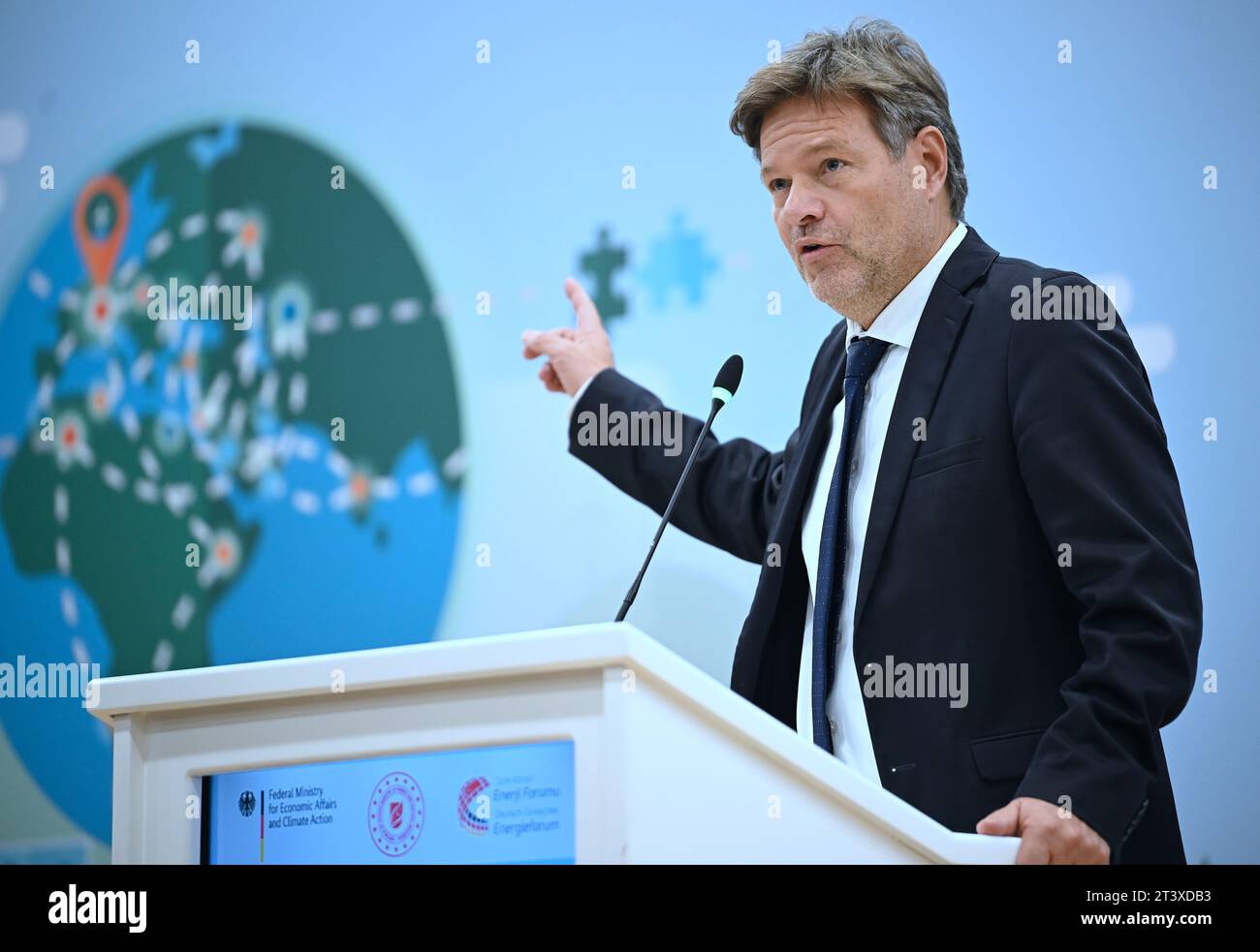 Ankara, Turchia. 27 ottobre 2023. Robert Habeck (Bündnis 90/die Grünen), Vice Cancelliere e Ministro federale dell'economia e della protezione del clima, parla al Forum tedesco-turco sull'energia. Il motivo del viaggio è la riunione della commissione tedesca-turca per la politica economica e commerciale JETCO e la riunione del forum tedesco-turco sull'energia. Anche i colloqui bilaterali con i suoi omologhi e una visita aziendale sono all'ordine del giorno. Crediti: Britta Pedersen/dpa/Alamy Live News Foto Stock