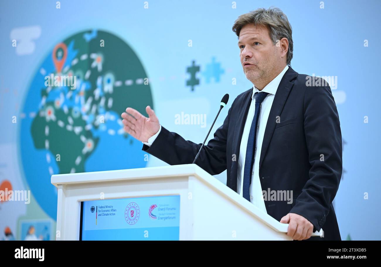 Ankara, Turchia. 27 ottobre 2023. Robert Habeck (Bündnis 90/Die Grünen), Vice Cancelliere e Ministro federale dell'economia e della protezione del clima parla al Forum tedesco-turco sull'energia. Il motivo del viaggio è la riunione della commissione tedesca-turca per la politica economica e commerciale JETCO, nonché la riunione del Forum tedesco-turco sull'energia. Anche i colloqui bilaterali con i suoi omologhi e una visita aziendale sono all'ordine del giorno. Crediti: Britta Pedersen/dpa/Alamy Live News Foto Stock