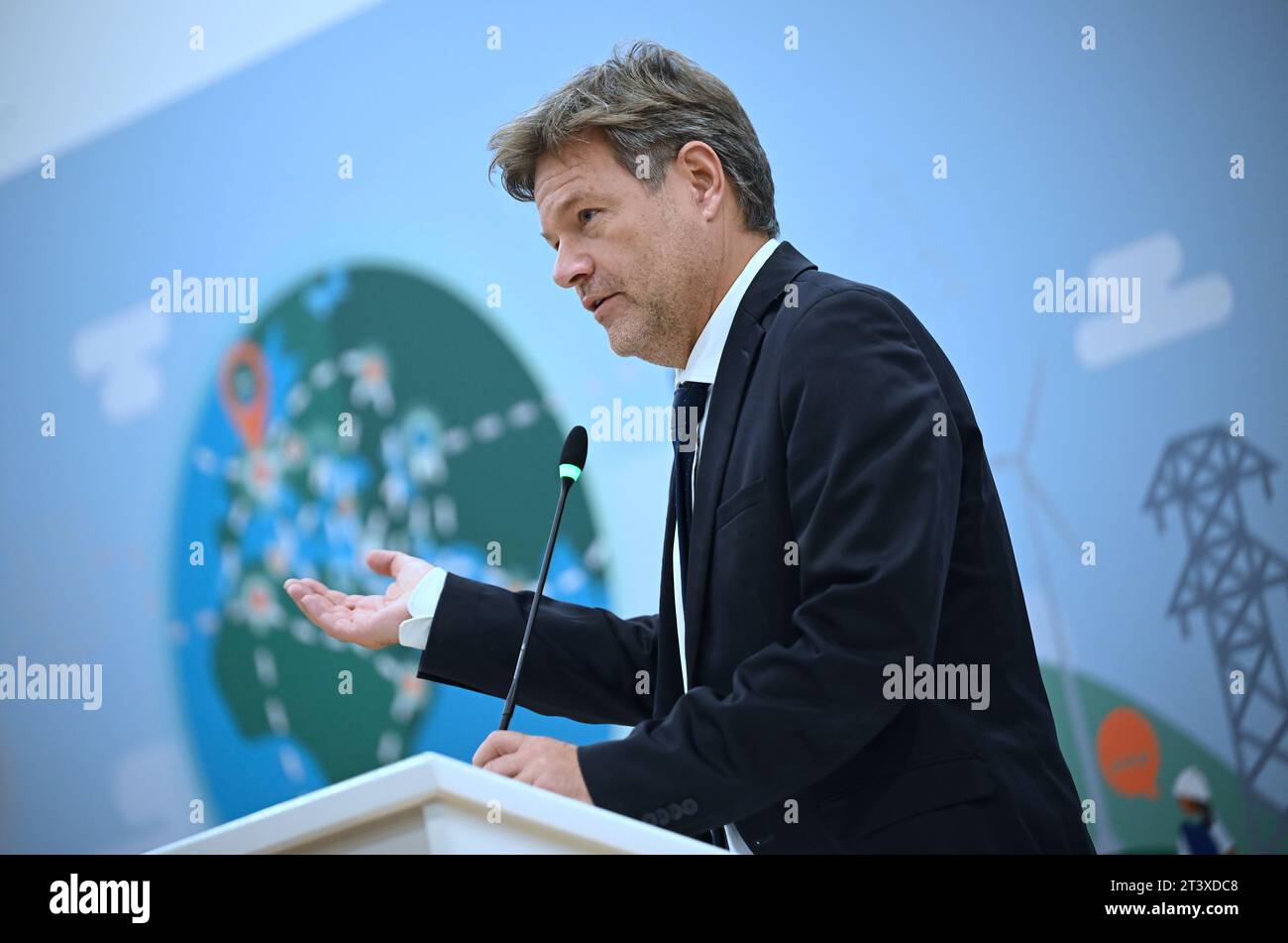 Ankara, Turchia. 27 ottobre 2023. Robert Habeck (Bündnis 90/Die Grünen), Vice Cancelliere e Ministro federale dell'economia e della protezione del clima parla al Forum tedesco-turco sull'energia. Il motivo del viaggio è la riunione della commissione tedesca-turca per la politica economica e commerciale JETCO, nonché la riunione del Forum tedesco-turco sull'energia. Anche i colloqui bilaterali con i suoi omologhi e una visita aziendale sono all'ordine del giorno. Crediti: Britta Pedersen/dpa/Alamy Live News Foto Stock