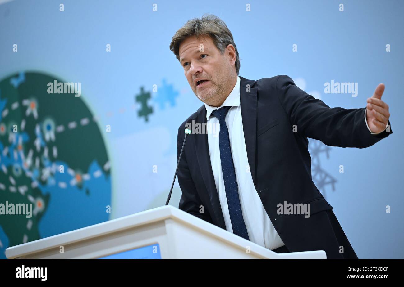 Ankara, Turchia. 27 ottobre 2023. Robert Habeck (Bündnis 90/Die Grünen), Vice Cancelliere e Ministro federale dell'economia e della protezione del clima parla al Forum tedesco-turco sull'energia. Il motivo del viaggio è la riunione della commissione tedesca-turca per la politica economica e commerciale JETCO, nonché la riunione del Forum tedesco-turco sull'energia. Anche i colloqui bilaterali con i suoi omologhi e una visita aziendale sono all'ordine del giorno. Crediti: Britta Pedersen/dpa/Alamy Live News Foto Stock