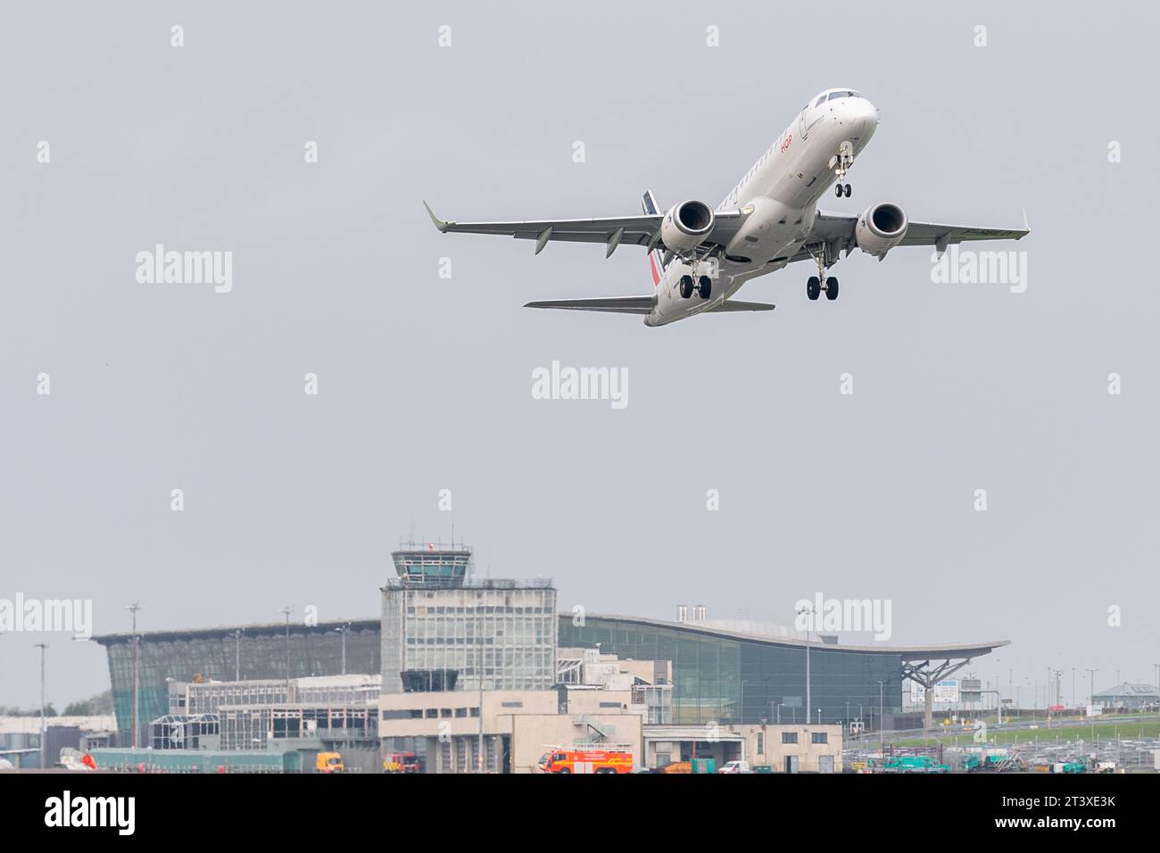 Air France Embraer 190 Aircraft F-HBLO, decolla dall'aeroporto di Cork, Irlanda, diretto all'aeroporto Charles De Gaulle, Parigi, Francia. Foto Stock