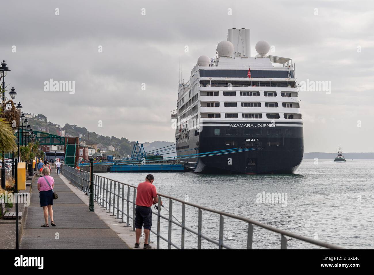 In una giornata calda e umida a Cobh, in Irlanda, il lussuoso transatlantico "Azamara Journey" è ormeggiato presso il terminal delle navi da crociera del porto di Cork. Foto Stock