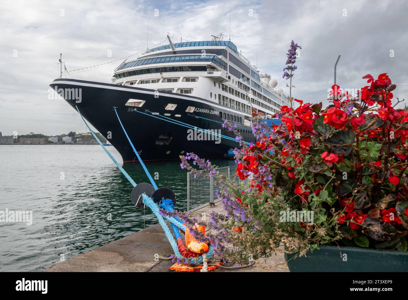 In una giornata calda e umida a Cobh, in Irlanda, il lussuoso transatlantico "Azamara Journey" è ormeggiato presso il terminal delle navi da crociera del porto di Cork. Foto Stock