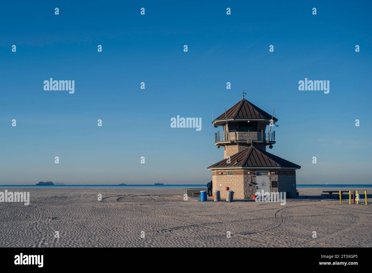 Un bagnino e una stazione di monitoraggio sulla spiaggia di Coronado, San Diego, in una mattinata luminosa e soleggiata. Foto Stock