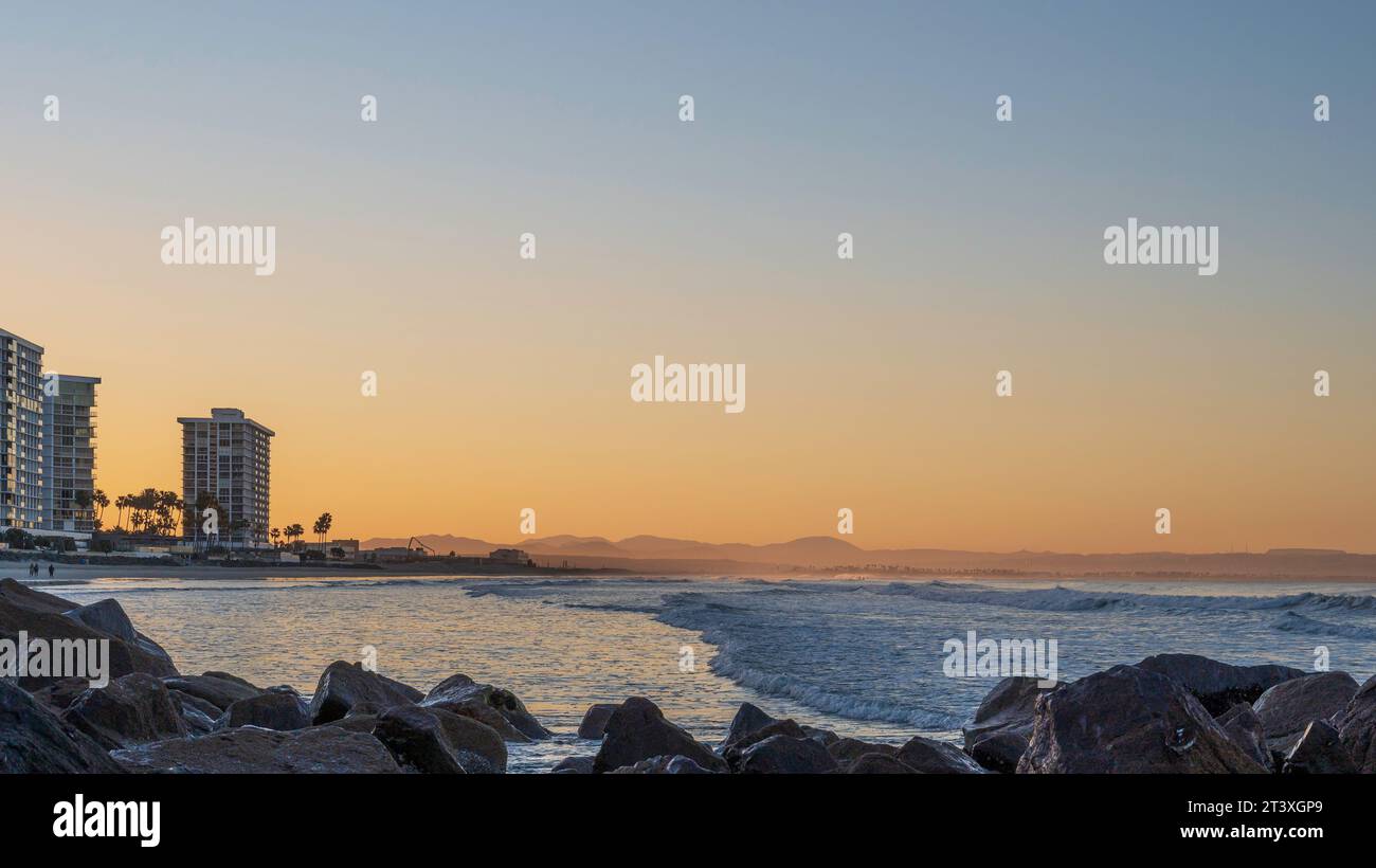 Vista della spiaggia di Coronado, San Diego, all'alba. Spazio per la copia Foto Stock