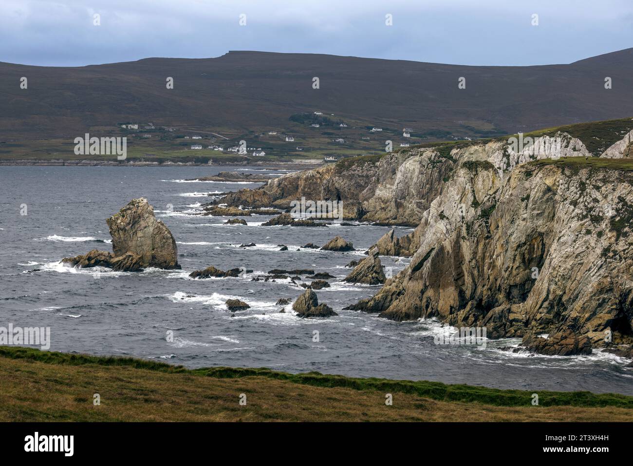 Le bianche scogliere di Ashleam, situate sull'isola di Achill nella contea di Mayo, in Irlanda, sono un'attrazione imperdibile per tutti i visitatori della Wild Atlantic Way. Questi torreggianti Foto Stock