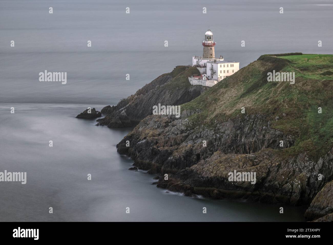 Il faro di Baily è un faro situato a Howth Head, all'estremità della penisola di Howth nella baia di Dublino, in Irlanda. Foto Stock