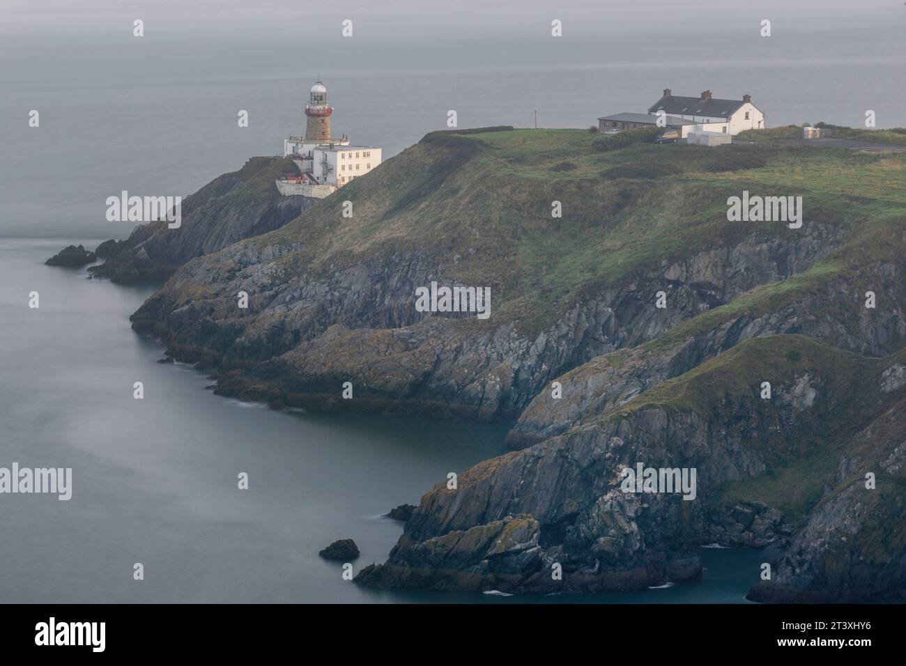 Il faro di Baily è un faro situato a Howth Head, all'estremità della penisola di Howth nella baia di Dublino, in Irlanda. Foto Stock