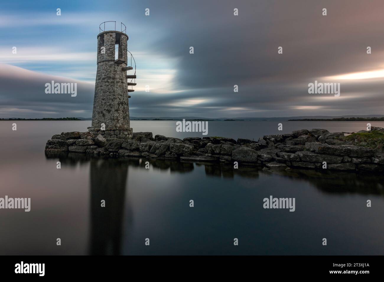 Il faro di Ballycurrin è un faro interno situato sulla costa orientale di Lough Corrib, nella contea di Galway, in Irlanda. Foto Stock