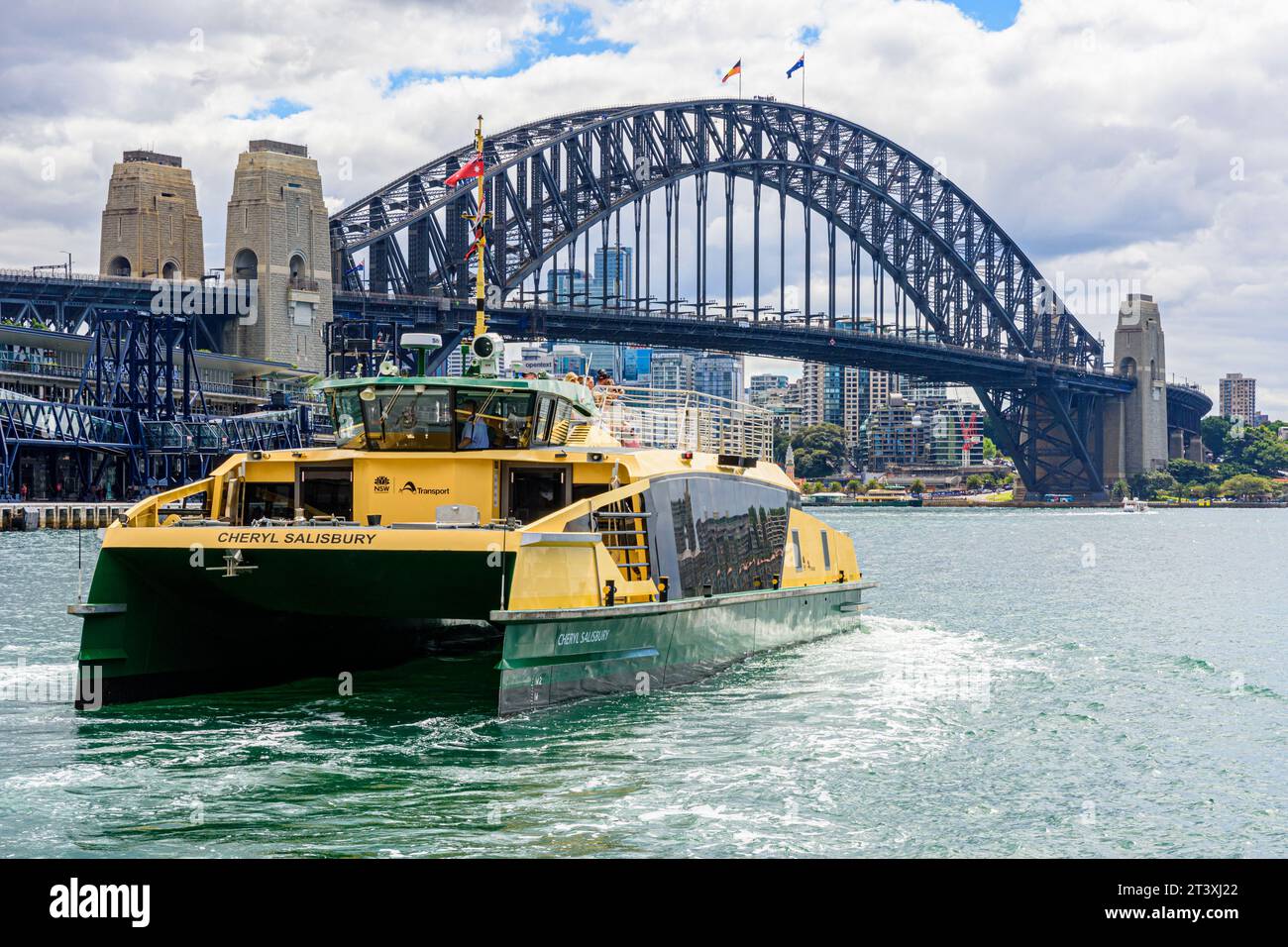 Catamarano del porto di Sydney con gli archi in acciaio del Sydney Harbour Bridge sullo sfondo, Sydney Harbour, Sydney, Australia Foto Stock