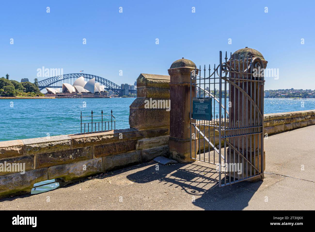 Yurong Gate sul sentiero della diga a nord-est del Royal Botanic Garden, con vista sul ponte e sull'Opera House, Sydney, NSW, Australia Foto Stock