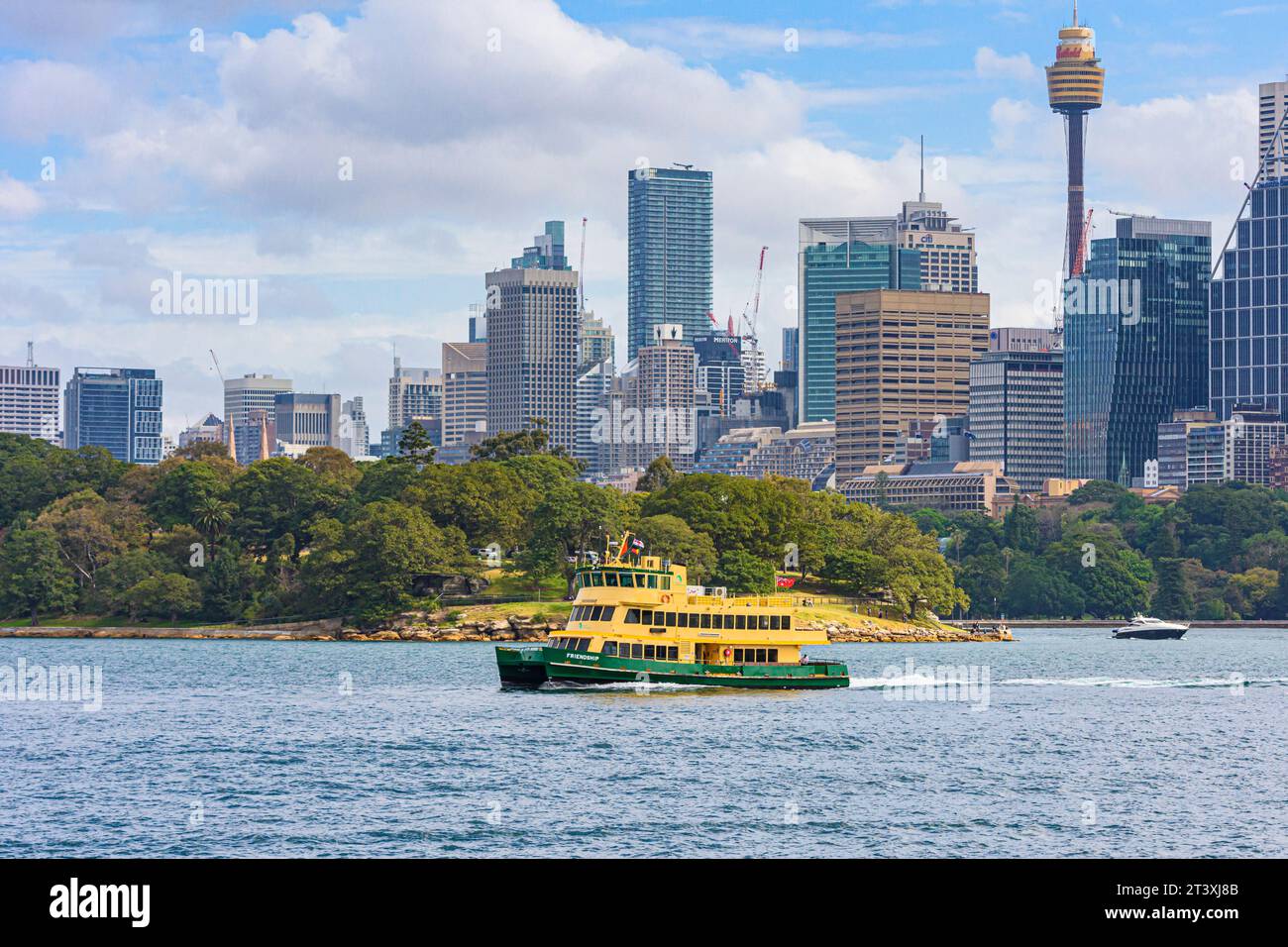 Un traghetto per il porto di Sydney passa per il Domain con i grattacieli della città alle spalle, Sydney, nuovo Galles del Sud, Australia Foto Stock